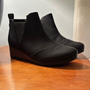 Toms Black Ankle Boots Youth size 5 or 37EU (women’s 7)